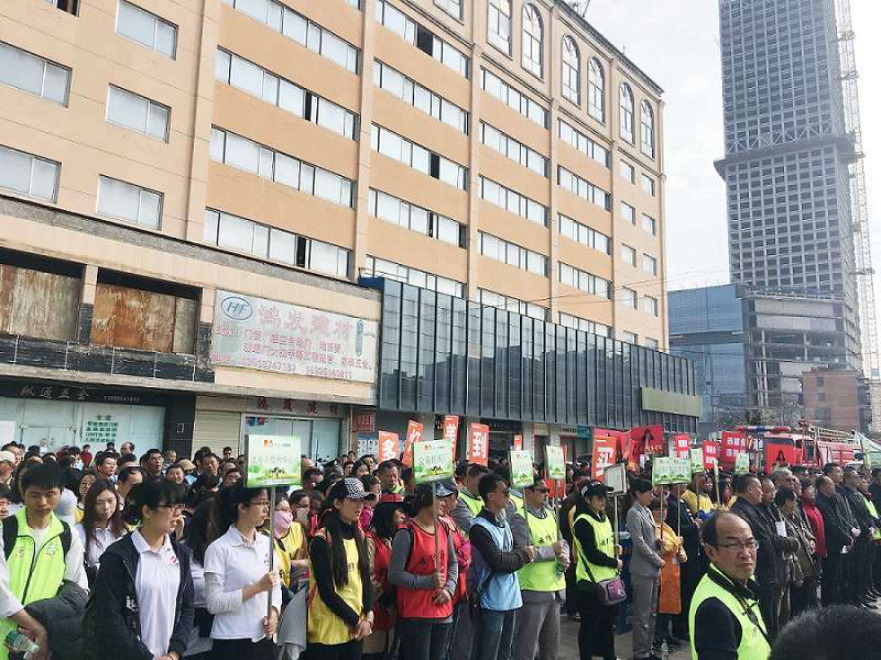 2017年3月5日，是我國第54個學雷鋒紀念日。3月份的春天萬物復蘇，百花齊放。陽光透過淡薄的云層照耀著大地，它的萬道金光愉快地普照著萬物。春風拂面,是那么清柔,那么親切,就像是雷鋒的精神一直溫暖著、鼓舞著我們!
