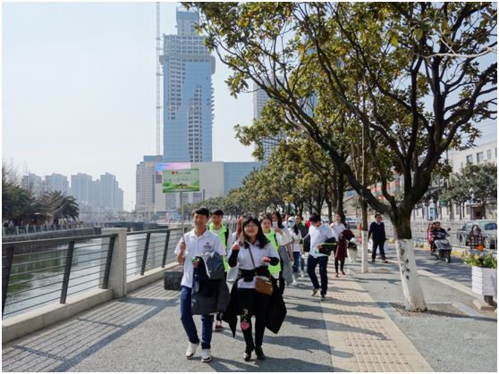 一路上，志愿者把“學雷鋒踐行動 樹新風做好事 做志愿者”的精神傳揚到大街小巷，把雷鋒為人民服務的志愿精神帶到城市的每個角落。